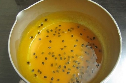 Đổi món với Kem flan Chanh leo mát dịu béo ngậy cho ngày nóng