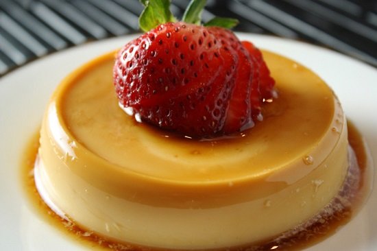 Làm bánh flan dâu tây bằng sữa đặc có khó không?