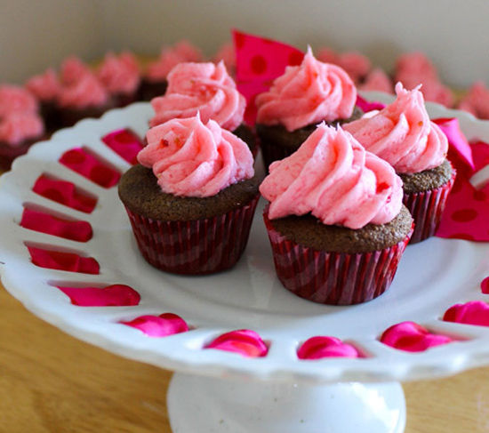Hoàn thành bánh cupcake dâu tây chỉ sau 3 bước đơn giản