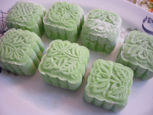 Thưởng thức bánh dẻo lá dứa nhân dừa tự làm cực ngon chỉ sau 30 phút