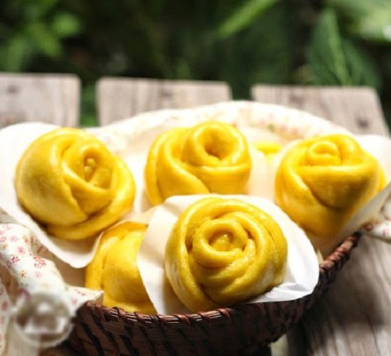 Làm bánh bao bí đỏ hình hoa hồng không khó như bạn nghĩ