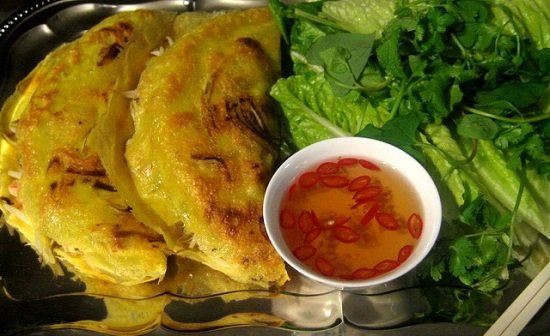 Làm bánh xèo tại nhà bằng chảo chống dính cực đơn giản
