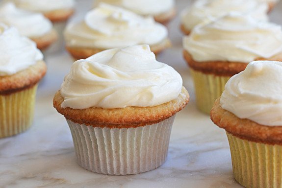 Cách làm bánh cupcake kem tươi khác lạ cho bé yêu 