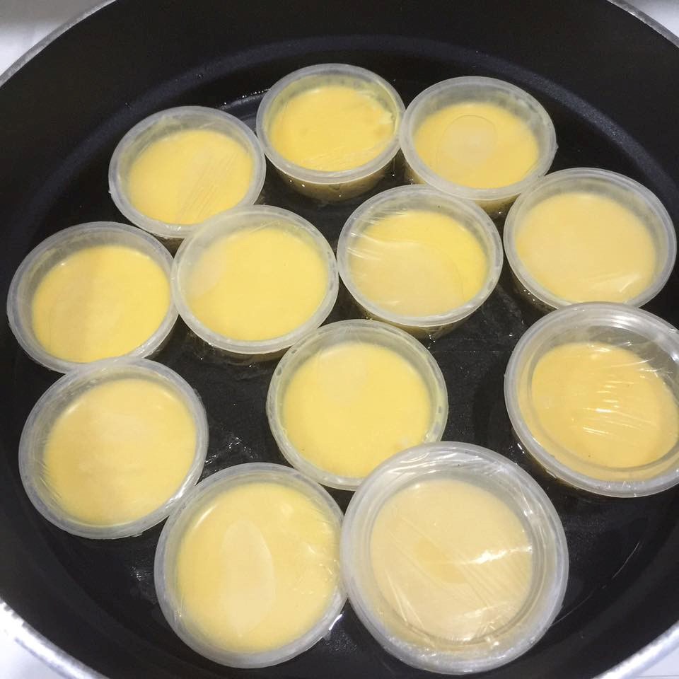 Kết hợp sữa đặc và sữa tươi vào món kem flan thơm béo bổ dưỡng