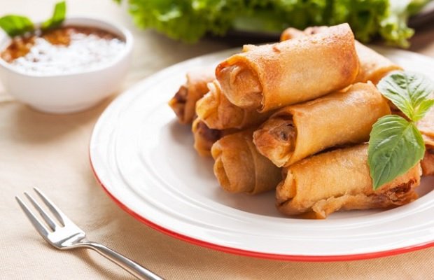Cách làm ón bánh cuốn chả lụa nhanh gọn lẹ trong 20 phút