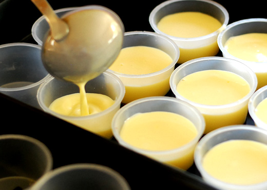 Kết hợp sữa đặc và sữa tươi vào món kem flan thơm béo bổ dưỡng