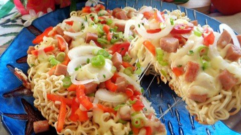 Tự mày mò làm bánh pizza mì gói cực hấp dẫn, đảm bảo bạn thích mê