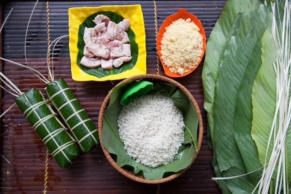 Cách làm bánh tét bằng lá dong để khi luộc xong bánh vẫn xanh đẹp