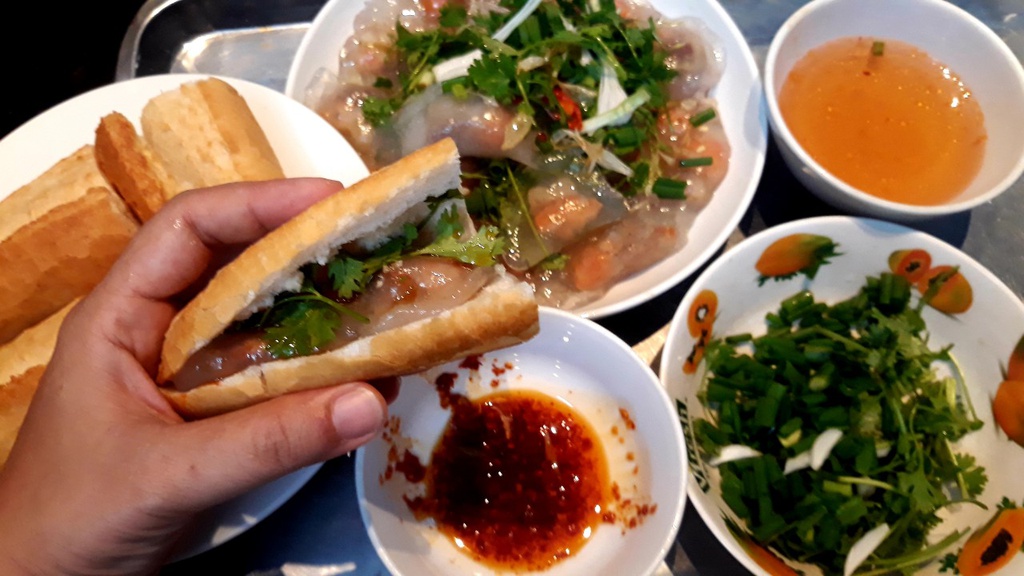 Độc đáo món bánh mì bột lọc - ký ức của những người miền Trung xa quê