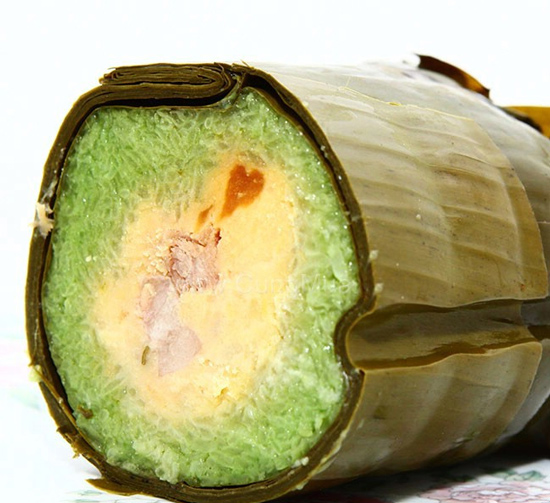 Cách làm bánh tét trứng muối vừa ngon vừa lạ