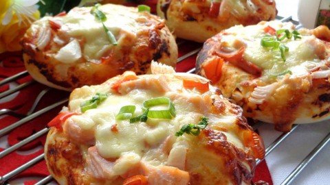 Hướng dẫn làm pizza cá hồi ngon không kém nhà hàng