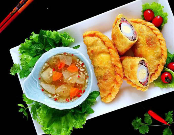 A-Z hướng dẫn cách làm bánh gối và nước chấm chia ngọt cực hấp dẫn