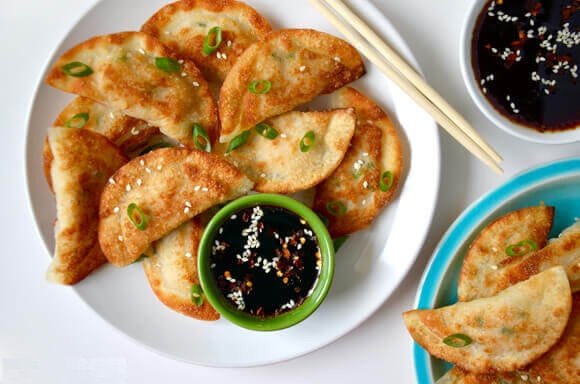 Khác lạ với bánh gối nhân thịt gà ăn cực cuốn